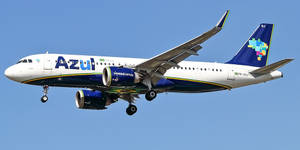 Azul Airlines飛機在晴朗藍天中飛行，起落架已放下