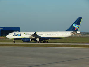 Azul Brasil飛機在日間機場停機坪上