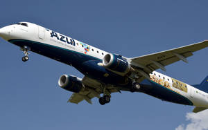 藍色巴西航空（Azul Airlines）客機在明亮藍天下下降準備降落。