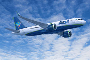 Azul Airlines噴射機在晴朗藍天中高飛，雲朵散佈。