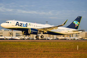 Azul Airlines噴射機在日落時從跑道起飛