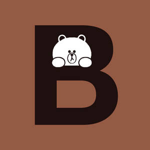 一隻白色卡通熊從一個大棕色字母B內部窺視。