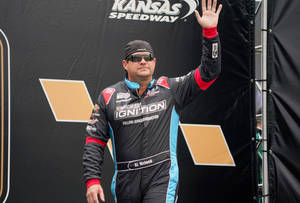 NASCAR車手BJ McLeod在比賽期間於堪薩斯賽車場向車迷揮手。