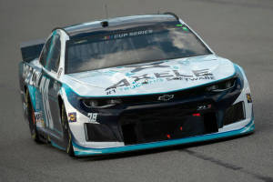 青綠色和白色的NASCAR賽車編號78在賽道上。