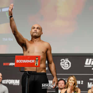 赤裸上身的MMA拳手在UFC賽事稱重後向人群揮手。