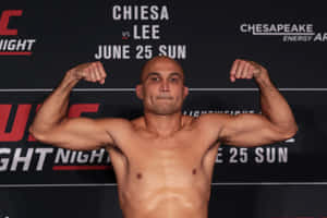 一位赤裸上身的男性MMA拳擊手在UFC稱重活動中展示肌肉。 — 搏擊會 GIF 壁紙