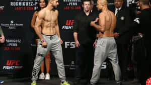 兩位赤裸上身的MMA拳手在UFC稱重活動中面對面站立。 — 搏擊會 GIF 壁紙
