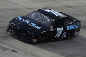 黑色NASCAR賽車78號在賽道上疾馳。 — 汽車 壁紙