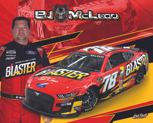 NASCAR 車手 BJ McLeod 身穿賽車服，站在他的紅黃色 #78 Ford Mustang 賽車旁。 — 紅色 壁紙