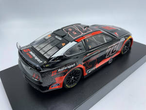 黑色和紅色的 NASCAR 賽車模型，號碼 78 展示在黑色架上。 — 黑色動態圖 壁紙