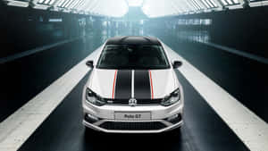 白色 Volkswagen Polo GT 帶有賽車條紋，位於現代隧道中。 — 奧迪 GIF 壁紙