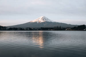 富士山倒映在黎明的平靜湖面上