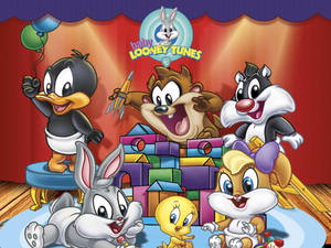 Baby Looney Tunes 角色在有氣球的舞台上玩玩具。