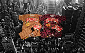 兩件Backwoods品牌T恤漂浮在單色城市天際線上。