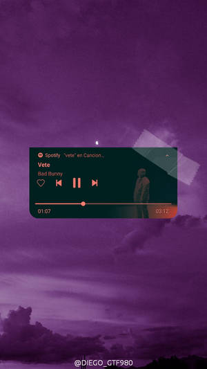 Spotify 播放器顯示 Bad Bunny 的歌曲 Vete，背景是紫色天空。