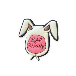 Bud Bunny 標誌別針，帶有白色兔仔臉和粉紅色鼻子。