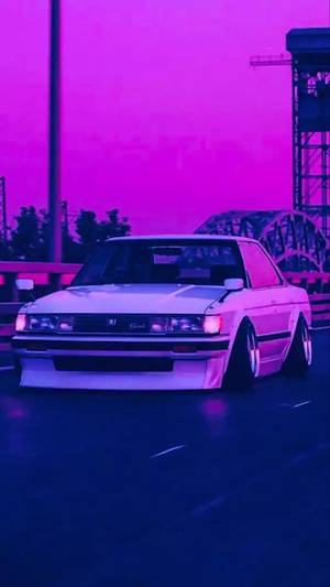 橋附近紫色暮光天空下降低懸掛的白色經典汽車。
