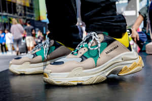 繁忙城市人行道上的Balenciaga運動鞋特寫。