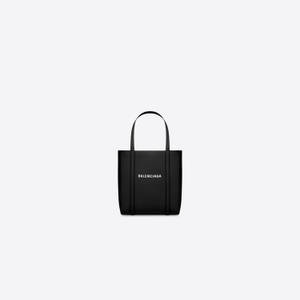 純色背景上帶有白色標誌的黑色Balenciaga托特包。 — Toca boca GIF 壁紙