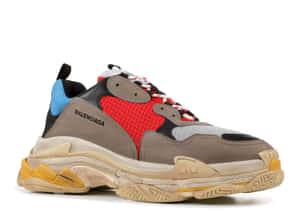 Balenciaga厚實運動鞋，帶有紅色、藍色和米色點綴，白色背景