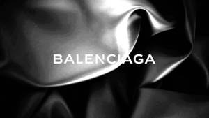 光澤黑色布料皺褶，帶有白色 Balenciaga 文字。 — 黑白藝術 壁紙