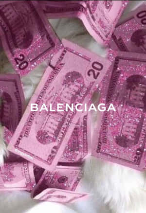 粉紅色閃亮的二十美元鈔票在白色毛絨表面上，帶有 Balenciaga 文字。