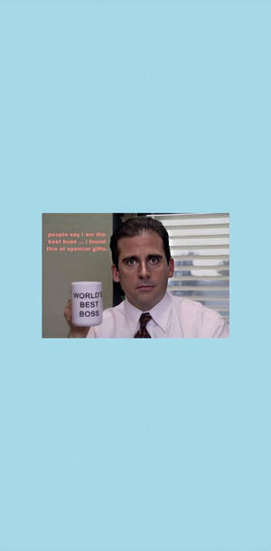 Michael Scott喺辦公室入面揸住一個「World's Best Boss」杯，表情懷疑。