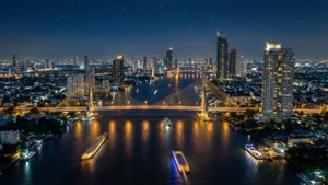 曼谷夜景，星空下橋樑和河船燈光璀璨