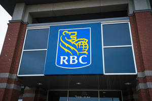 磚砌建築入口上方藍色標誌上的RBC銀行標誌