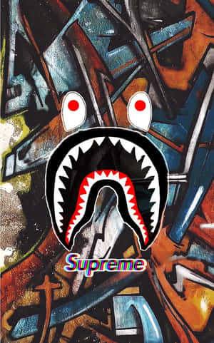 帶有鯊魚標誌和Supreme品牌文字的塗鴉牆。