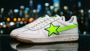 白色運動鞋帶有螢光綠色星星，映照城市夜燈反射 — Bape GIF 壁紙