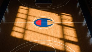 陽光在中央帶有Champion標誌的木製籃球場上投射出條紋陰影。
