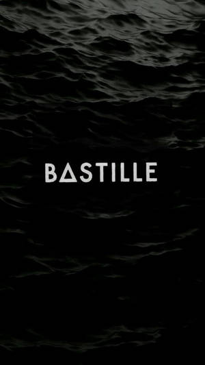 文字 'BASTILLE' 在深色漣漪水背景上。 — 海浪 壁紙