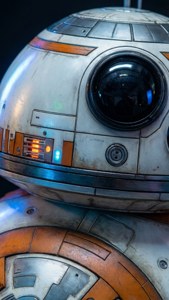 BB-8 機械人，帶有發光燈光和磨損金屬面板的特寫視圖