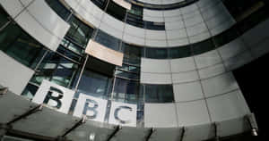 現代彎曲玻璃建築外牆上的BBC標誌。