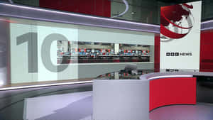 BBC新聞廣播工作室，配備弧形枱和顯示數字十的大屏幕。