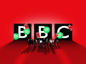 人們走向紅色牆壁上覆蓋著Spotify和Netflix標誌的BBC標誌。