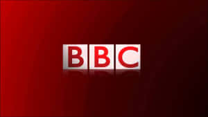 紅色和白色的BBC標誌，置於漸變紅色背景上，帶有反射。