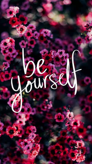 粉紅色花朵配上白色文字「be yourself」 — 粉紅花朵 壁紙