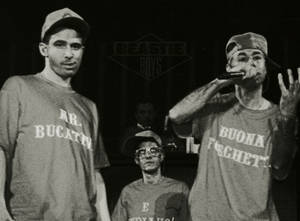 Beastie Boys以黑白風格在舞台上現場表演