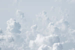 蓬鬆的白雲飄過淡藍色的天空