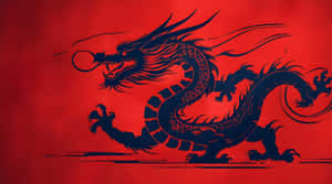 一隻黑色風格化龍，擁有流動的鬃毛和爪子，在紅色背景上動態地邁步。