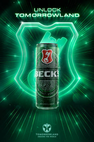 帶有霓虹綠色激光效果和 Tomorrowland 品牌的 Beck's 啤酒罐。