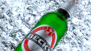 冰凍的綠色Beck's啤酒瓶被碎冰環繞。