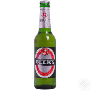 白色背景上的一支綠色Beck's啤酒瓶，帶有銀色和紅色標籤。