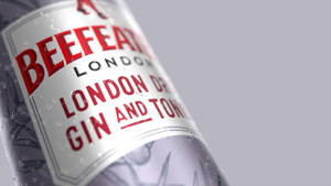 冰鎮 Beefeater 琴酒瓶，銀色標籤上凝結水珠。
