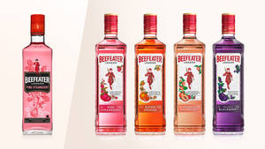 五款不同水果口味的Beefeater氈酒瓶排成一列展示。