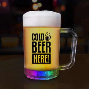 夜間在酒吧發光的彩虹底座冰凍啤酒杯。