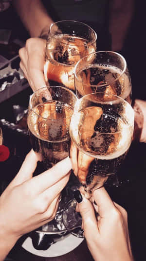 四隻手碰杯香檳杯進行慶祝乾杯。