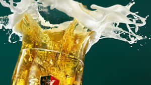 金黃色啤酒帶有白色泡沫從玻璃杯中飛濺，背景為深綠色。